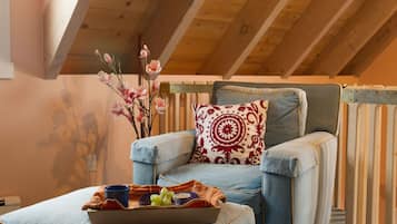 Junior Suite | Living area | 40-inch flat-screen TV with cable channels, TV