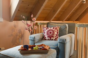 Suite Junior | Coin séjour | Télévision à écran plat de 40 pouces avec chaînes par câble, télévision