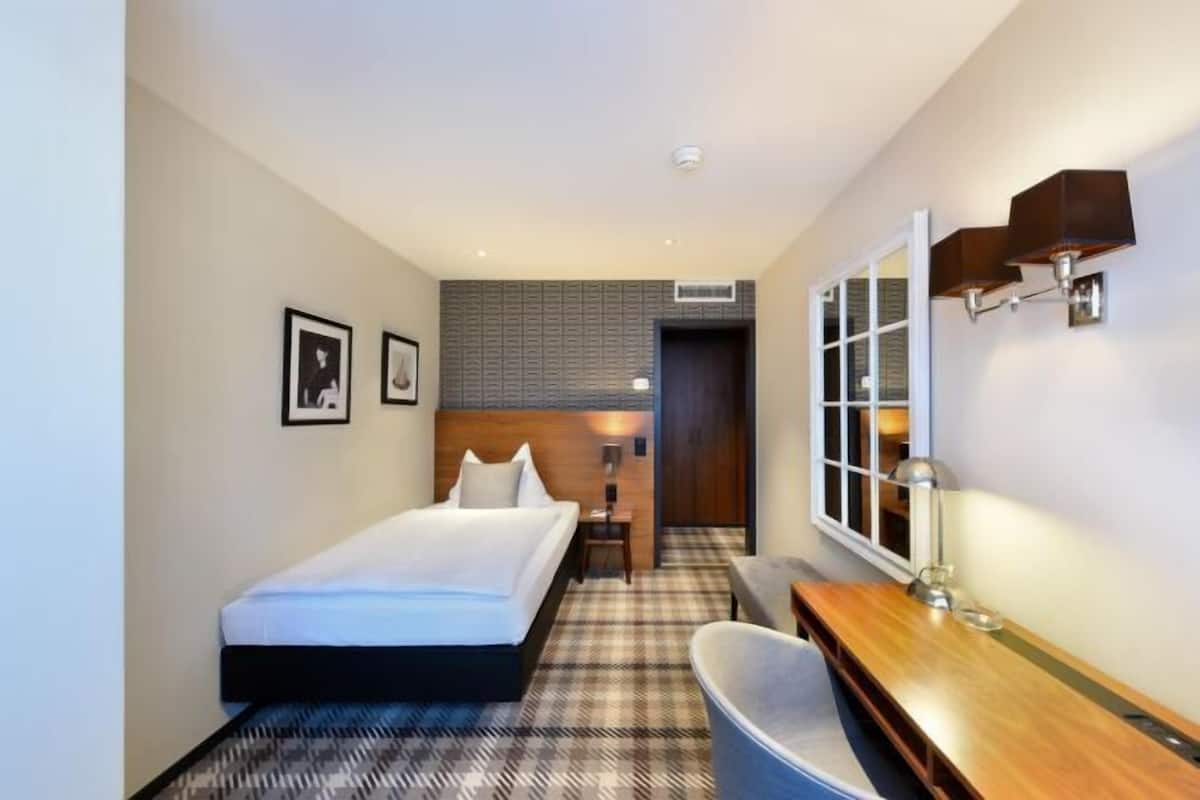 Minibar, coffres-forts dans les chambres, bureau