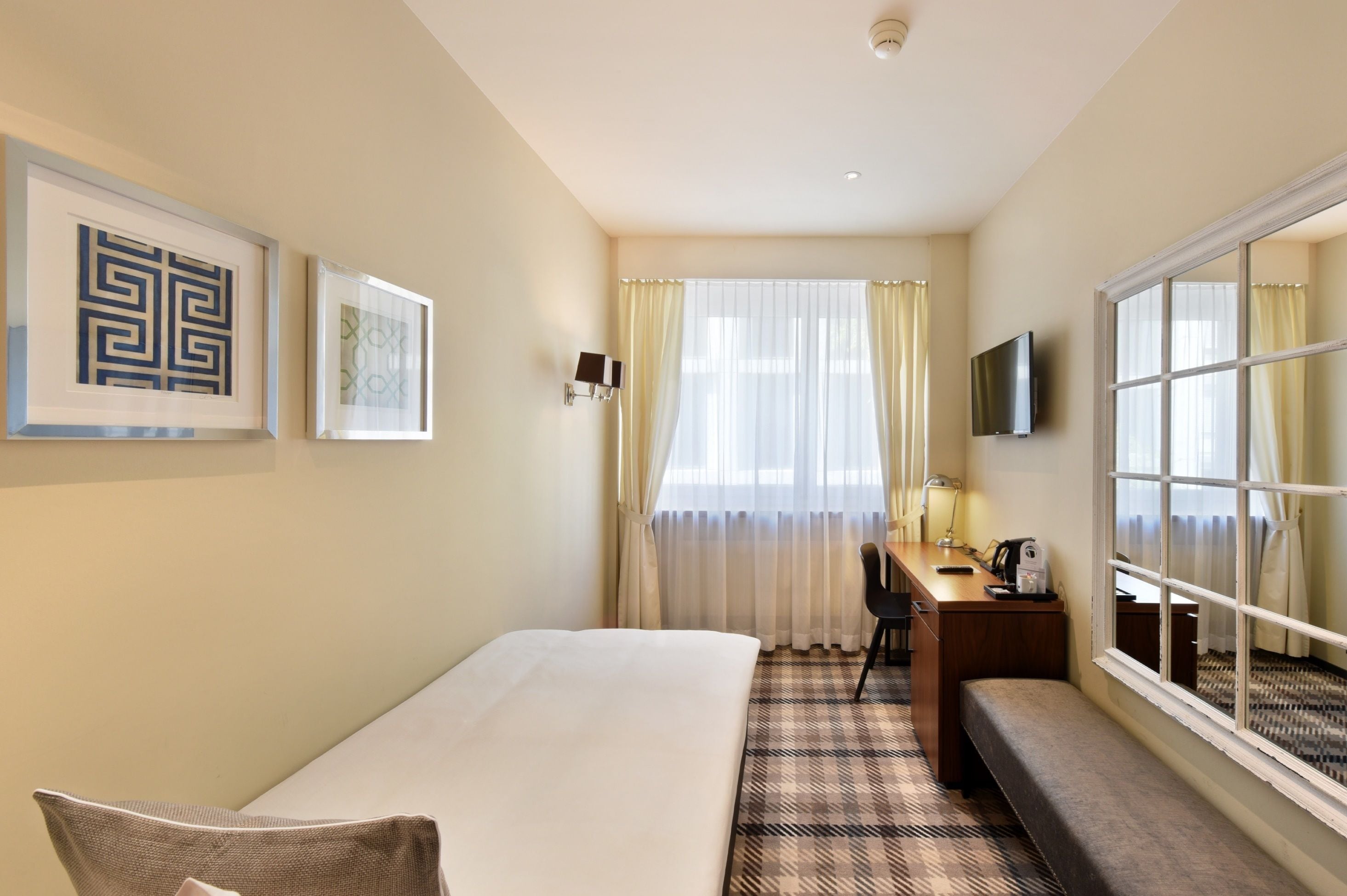 economy single room | minibar, in-room safe, desk, rollaway beds