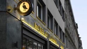 Une enseigne d’hôtel avec un logo représentant un oiseau et l’inscription « HÔTEL CITY ZURICH ».
