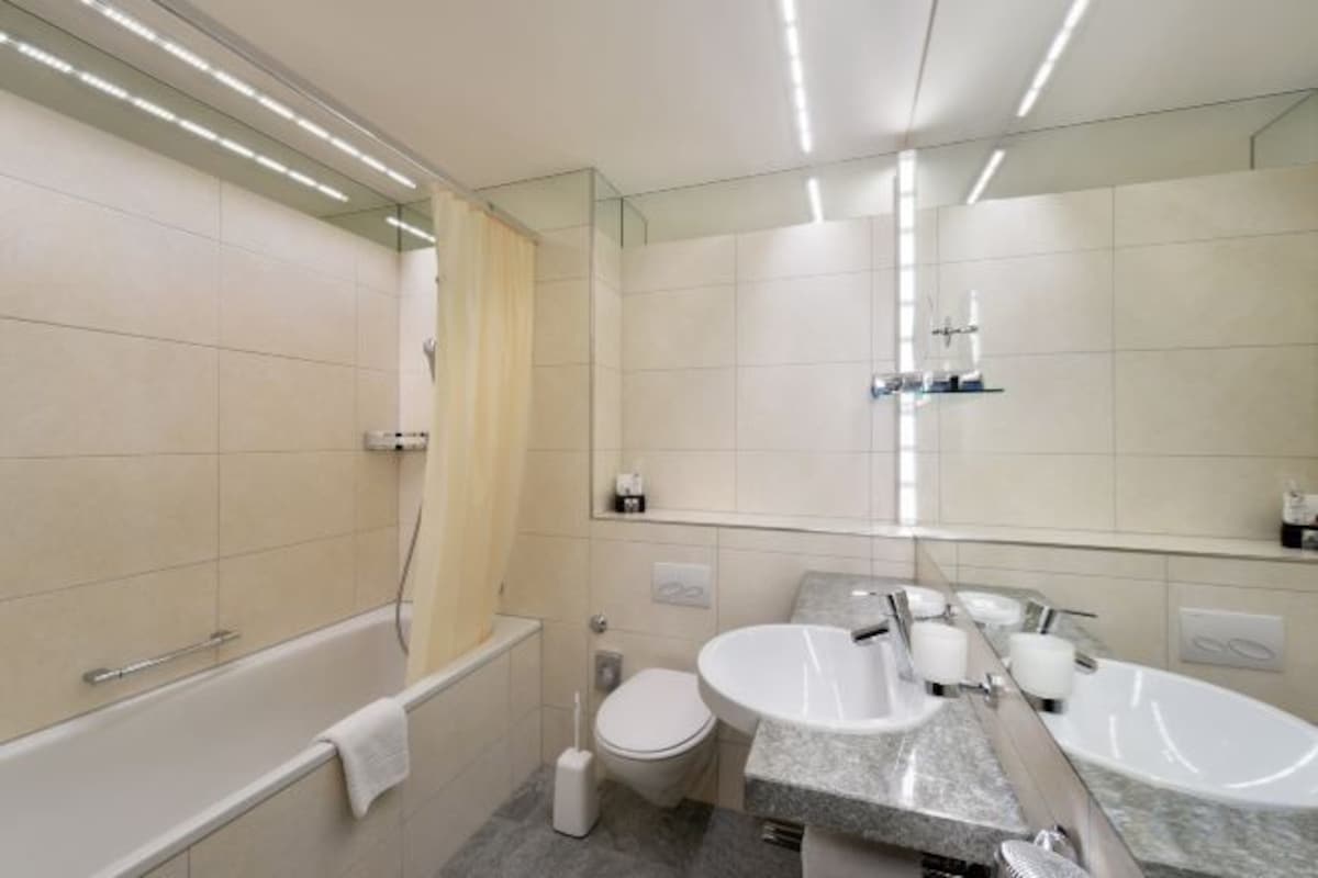 Articles de toilette écologiques, séchoir à cheveux, pantoufles
