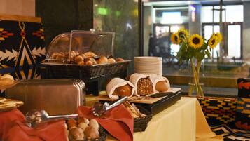 Café da manhã com buffet diário (CHF 24.50 por pessoa)