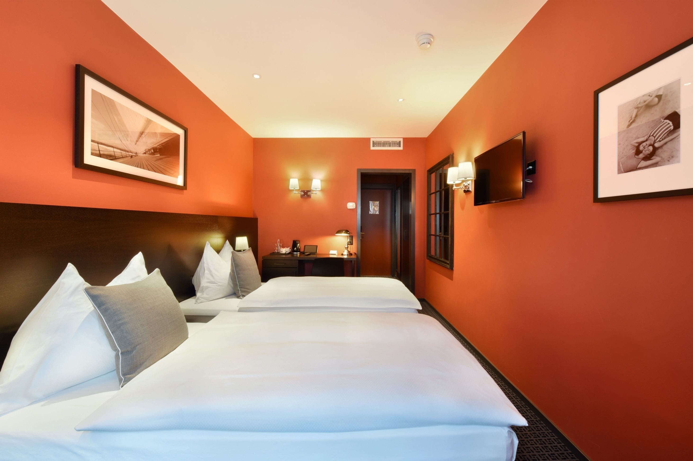 economy double room | minibar, in-room safe, desk, rollaway beds