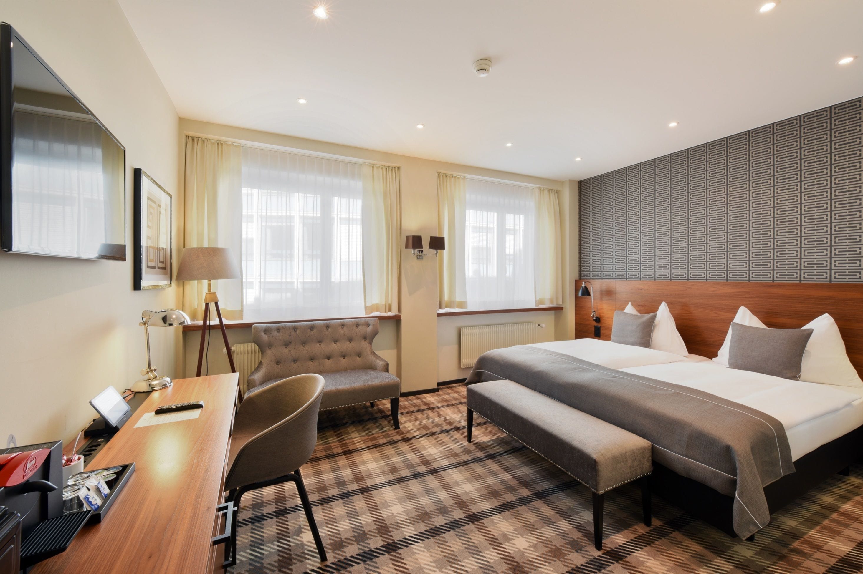 superior double room | minibar, in-room safe, desk, rollaway beds