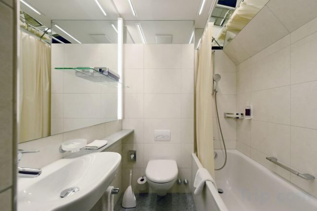 Badezimmer | Umweltfreundliche Kosmetikartikel, Haartrockner, Hausschuhe, Handtücher