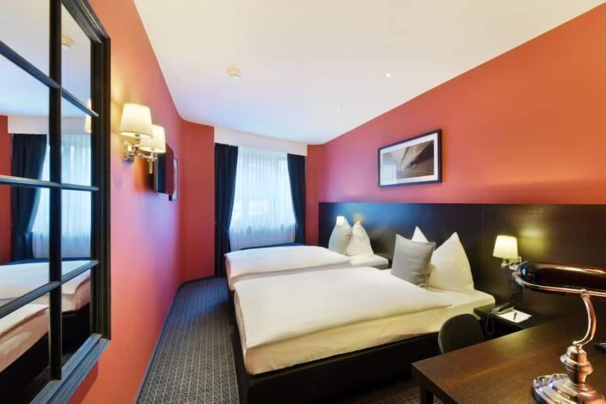 Minibar, coffres-forts dans les chambres, bureau