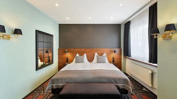 Habitación doble superior | Minibar, caja de seguridad en la habitación, escritorio y camas extra