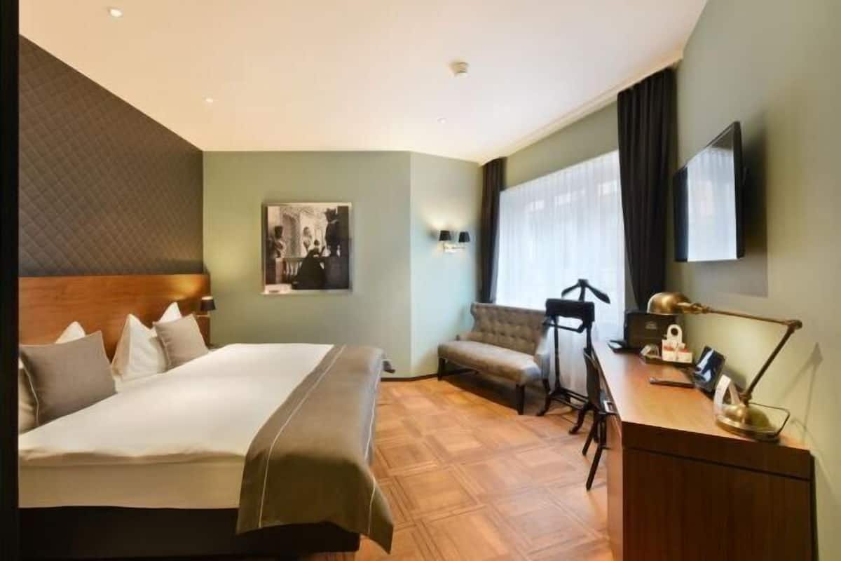 Minibar, coffres-forts dans les chambres, bureau