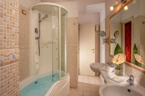 Classic Suite | Bathroom | Shower, rainfall showerhead, free toiletries, hair dryer - Residenza Canova Tadolini (Rome)