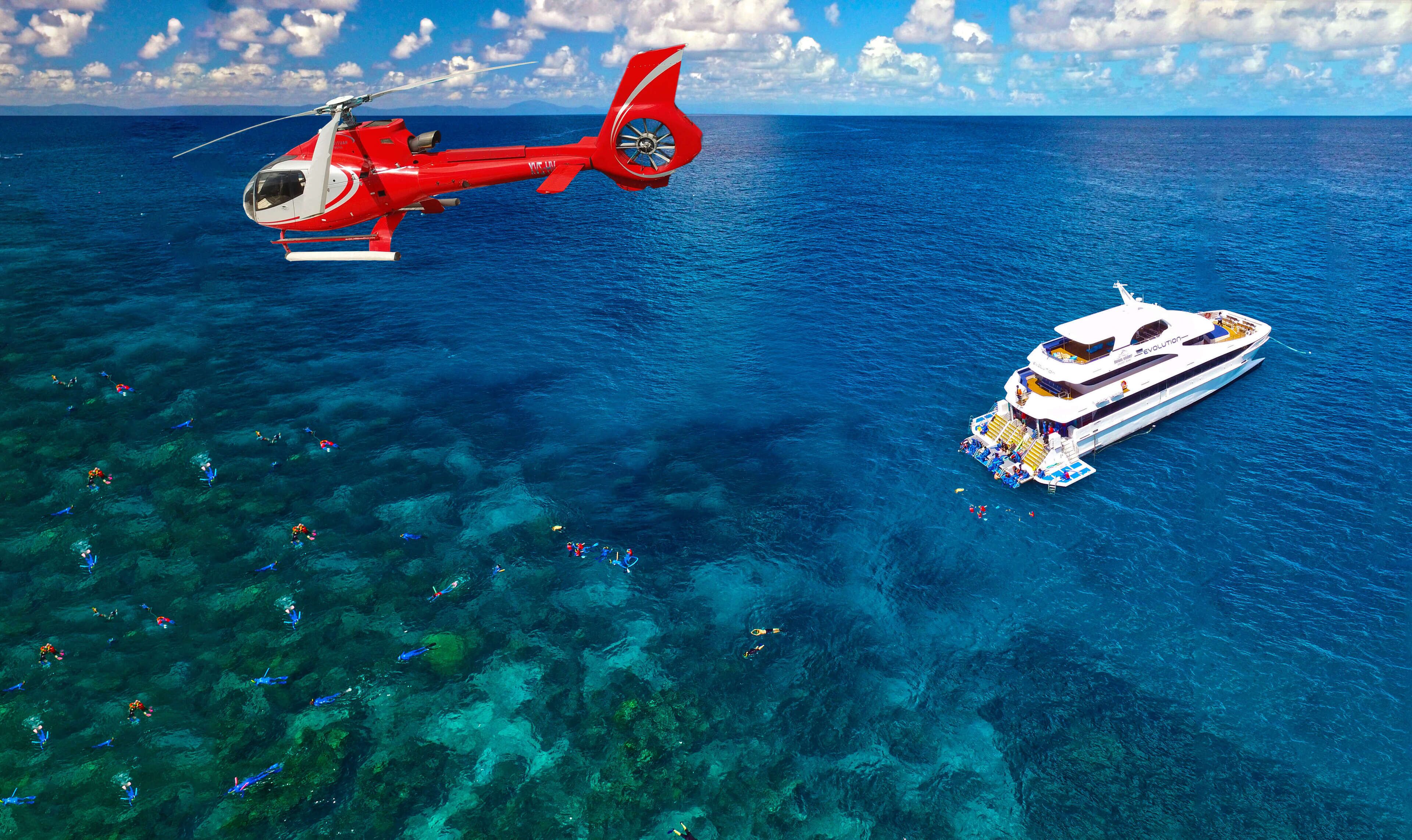 Un helicóptero y un yate en el océano.