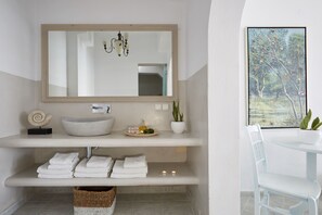 Superior Room, Caldera & Sea View | Bathroom amenities | Shower, free toiletries, hair dryer, towels