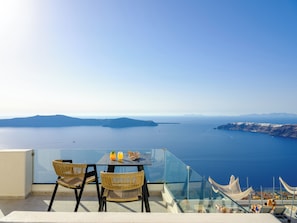 Elite Apartment, 2 Bedrooms, Caldera & Sea View | Terrace/patio