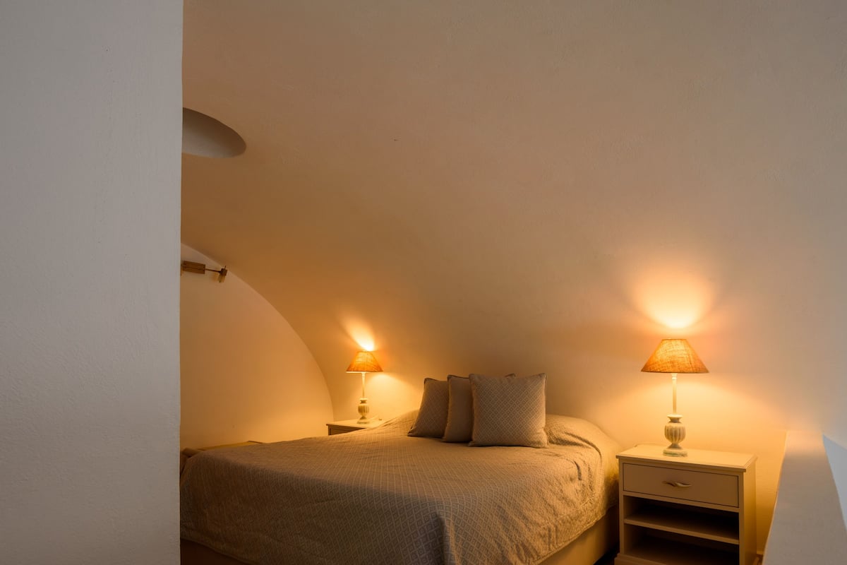 Family Suite, 2 Bedrooms, Jetted Tub, Caldera & Sea View | 1 bedroom, premium bedding, pillowtop beds, in-room safe