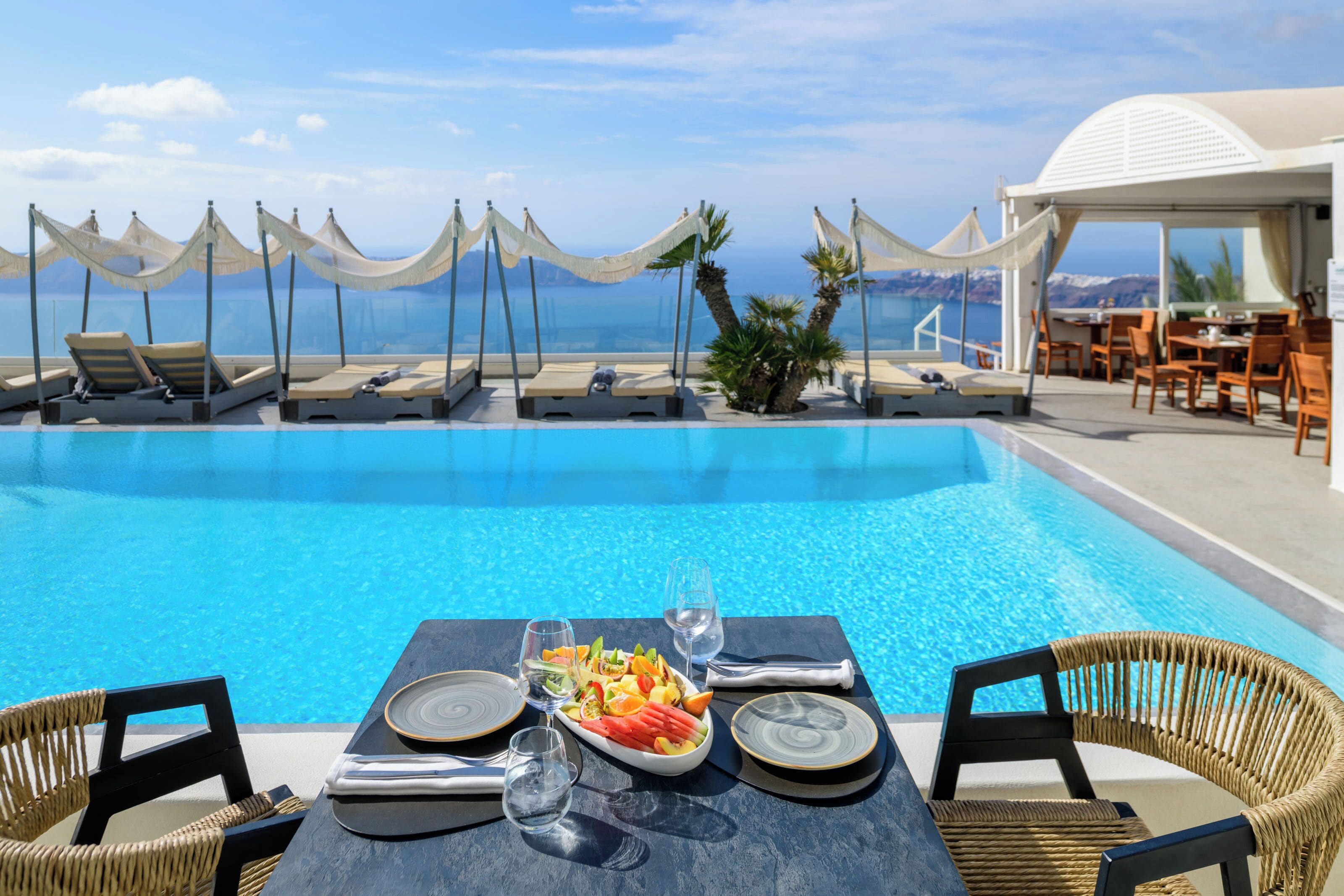 Classic Room, Caldera & Sea View | Sengetøy av topp kvalitet, senger med overmadrass og safe på rommet