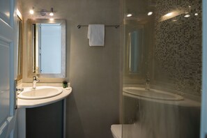 Classic Room, Sea View | Bathroom | Shower, free toiletries, hair dryer, towels
