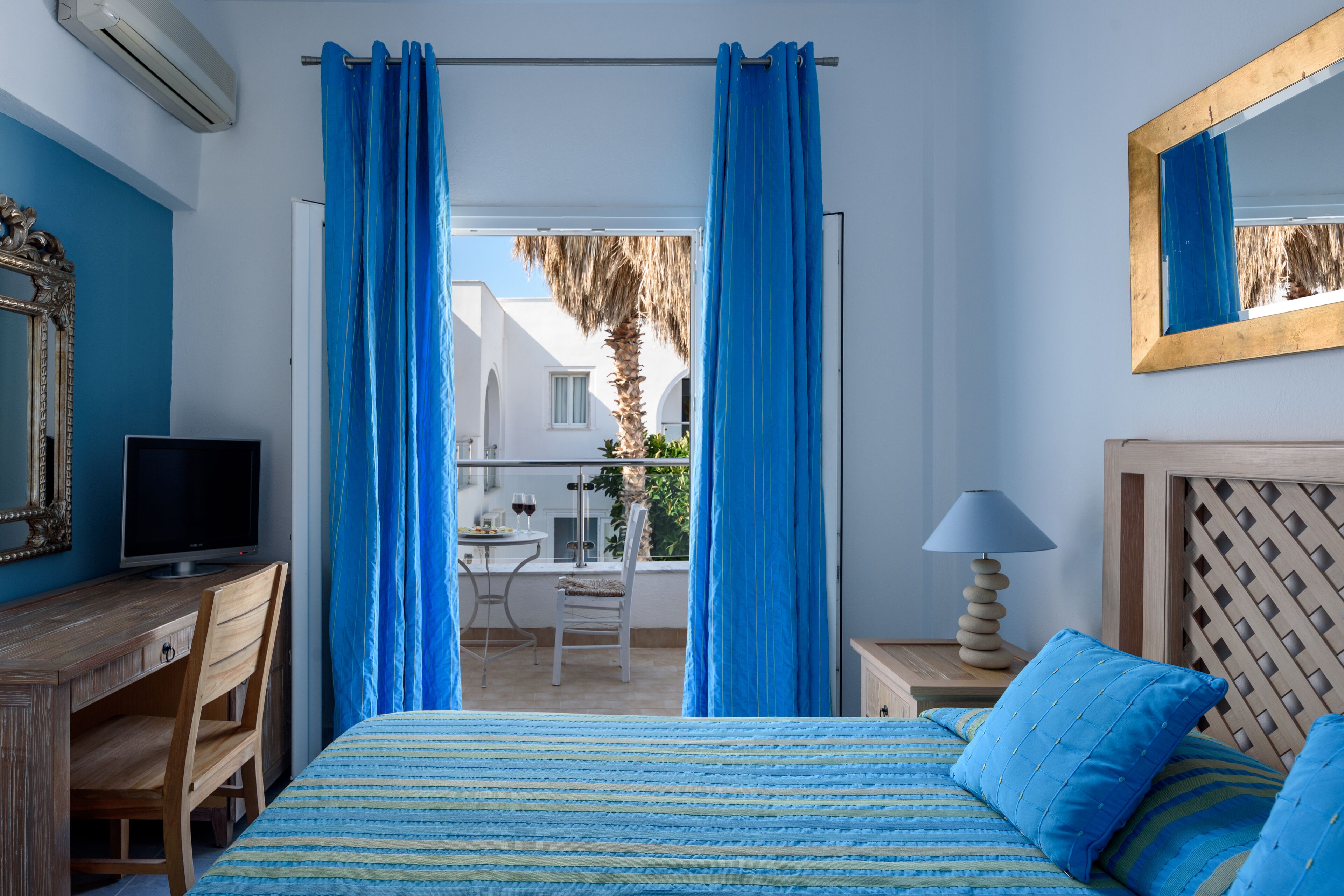Premium bedding, in-room safe, desk, laptop workspace