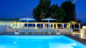 Piscine extérieure, parasols de plage, chaises longues