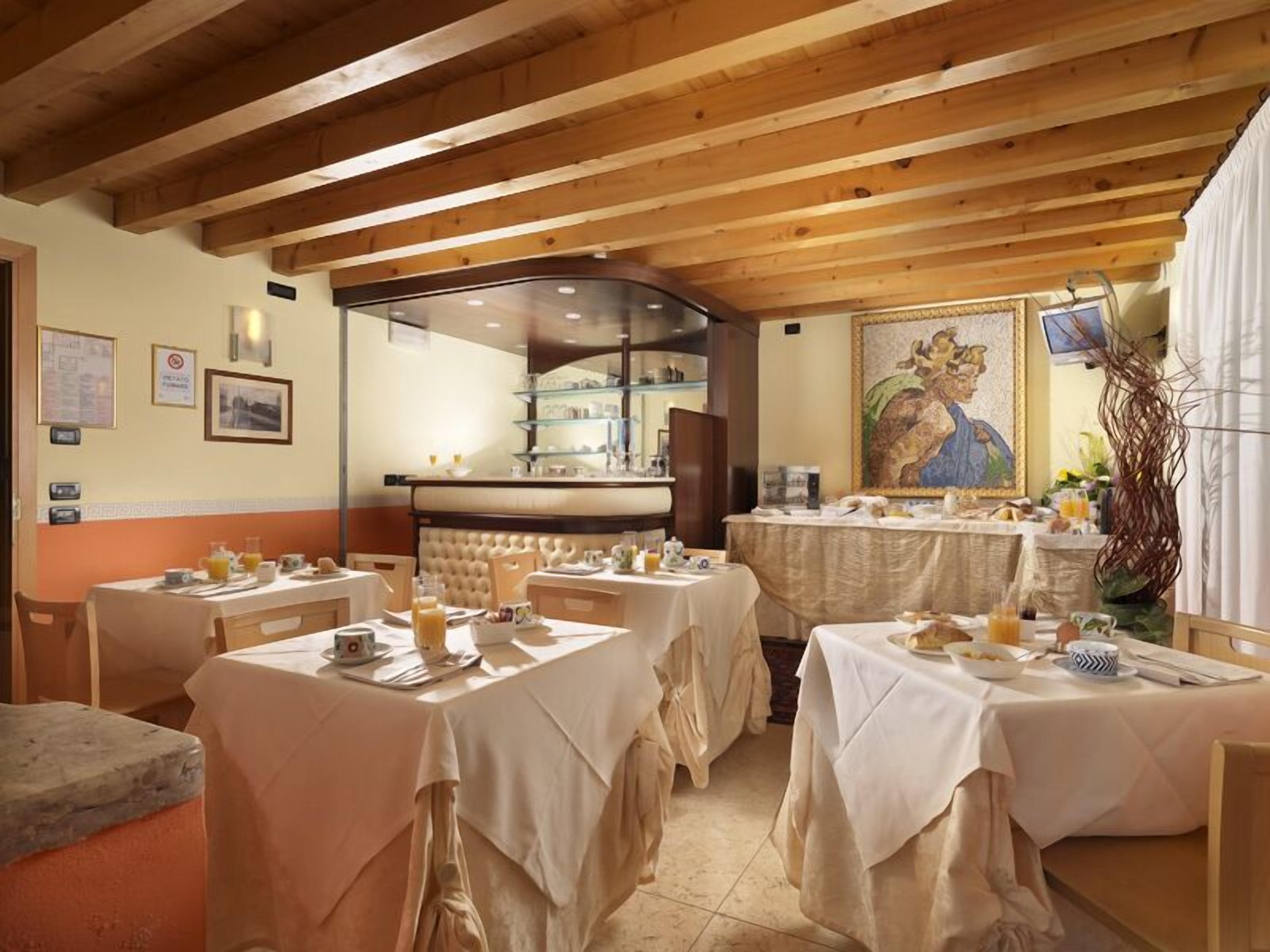 每日供应自助式早餐（每人 EUR 8）