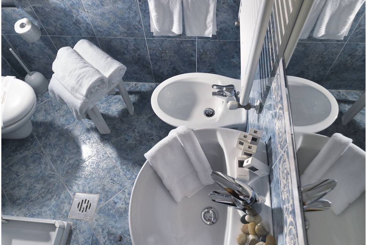 double room, 1 double bed | bathroom | hair dryer, towels