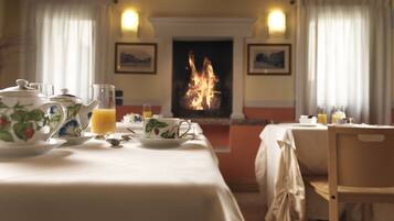 Petit déjeuner buffet (8 EUR par personne)