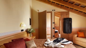 Minibar, caja de seguridad en la habitación y escritorio