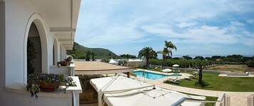 Seasonal outdoor pool, pool umbrellas, sun loungers