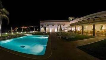 Piscina stagionale all'aperto, ombrelloni da piscina, lettini