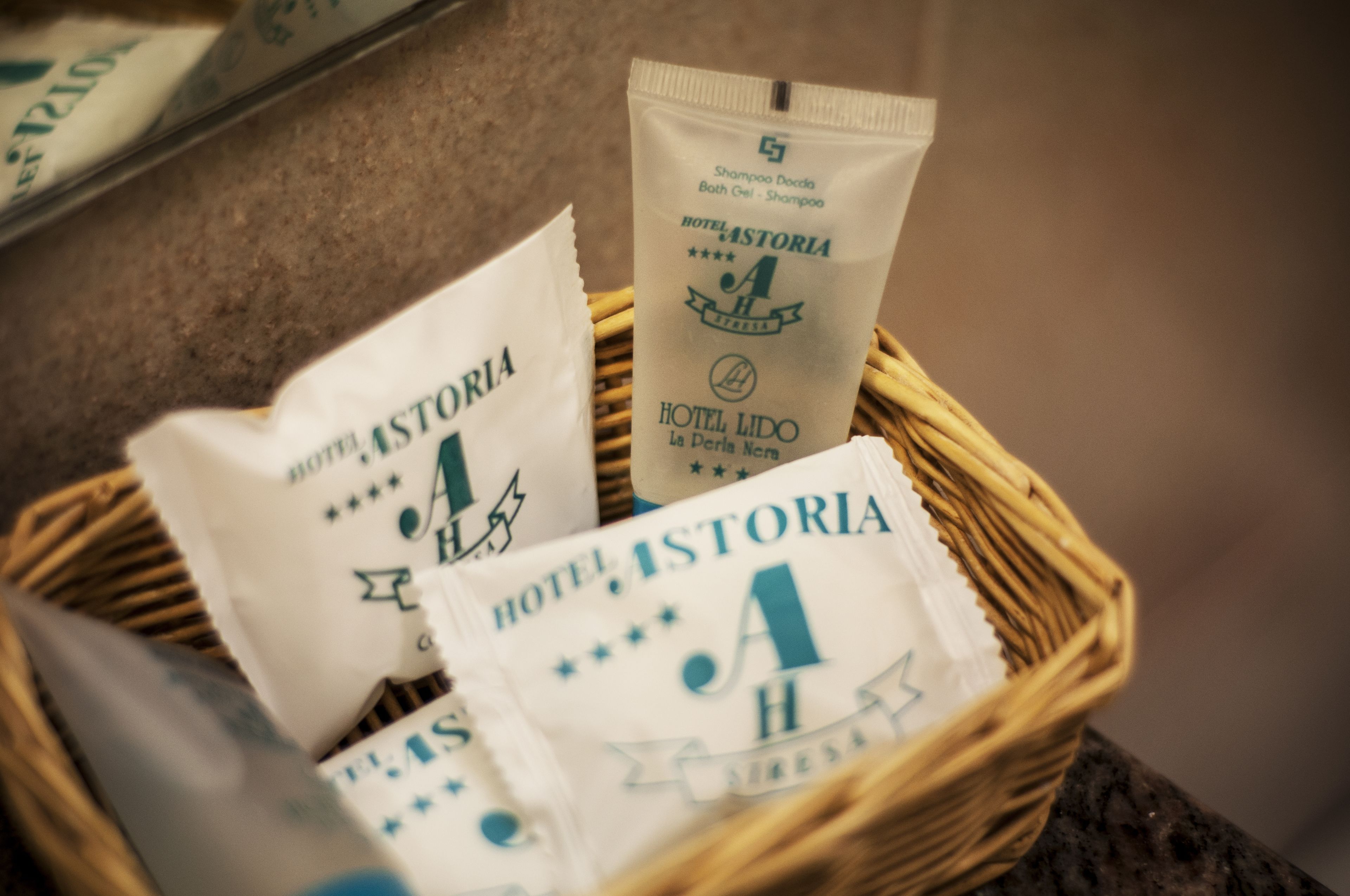 single room | bathroom | combined shower/bathtub, free toiletries, hair dryer, bidet