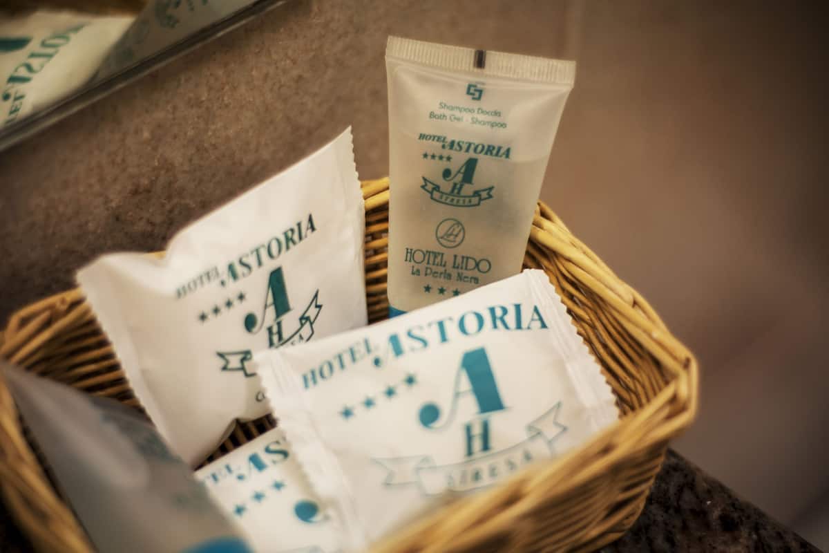 single room | bathroom | combined shower/bathtub, free toiletries, hair dryer, bidet