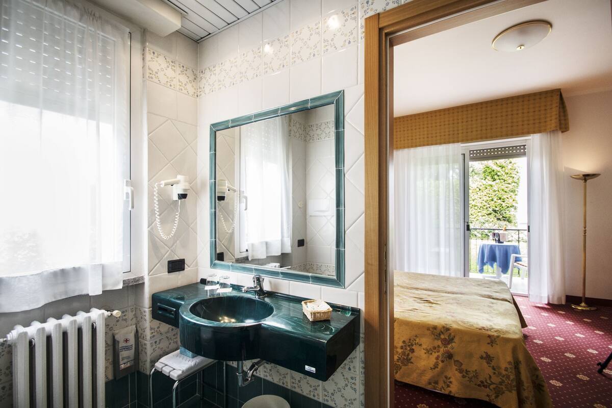 combined shower/bathtub, free toiletries, hair dryer, bidet