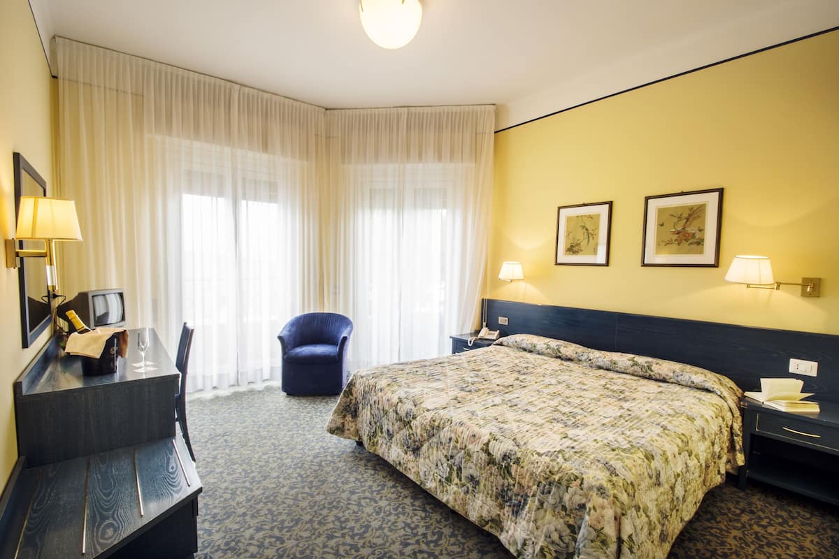 double room | 1 bedroom, in-room safe, individually decorated, individually furnished
