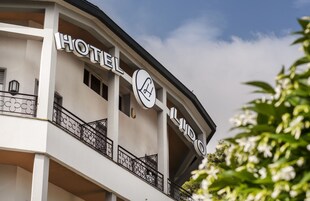 Un hotel con balcón y un letrero que dice "HOTEL".
