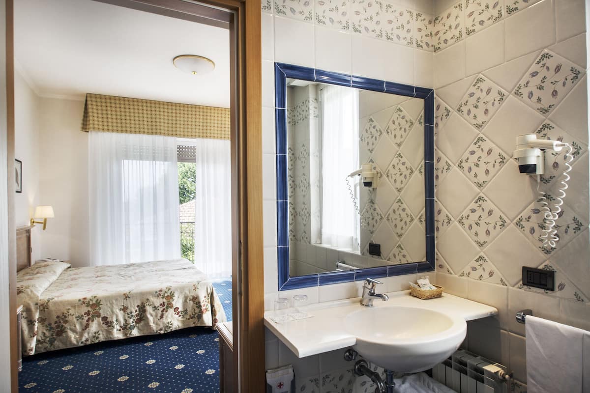 double room single use | 1 bedroom, in-room safe, individually decorated, individually furnished