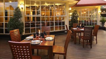 4 restaurants servant le déjeuner et le dßner, plats Cuisine indienne