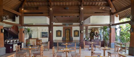 Breakfast, lunch and dinner served