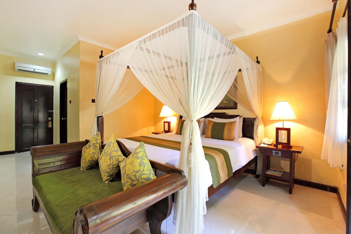 Deluxe Double or Twin Room | Bar mini, peti besi dalam bilik, meja, Wi-fi percuma