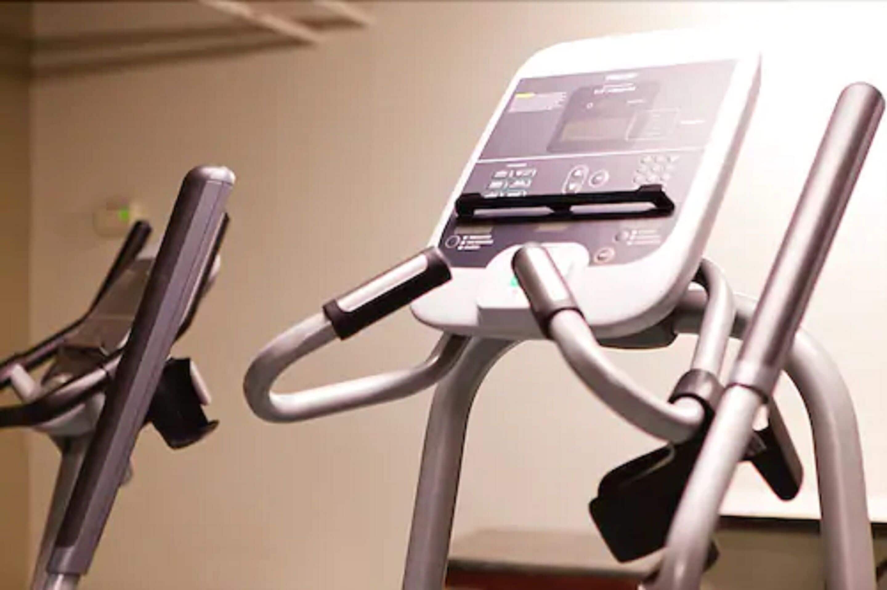 Una bicicleta estática con pantalla digital y panel de control.