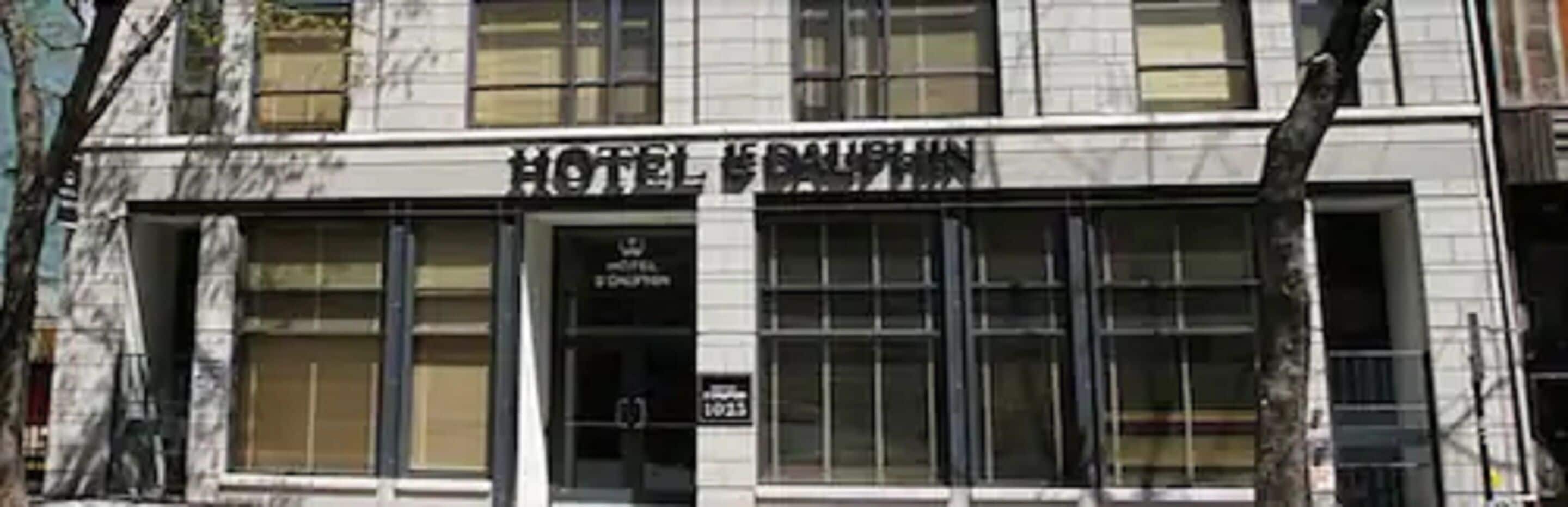 Fachada de hotel con un letrero que dice 'HOTEL LEBRON'.