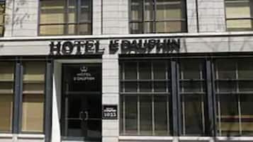 Fachada de hotel con un letrero que dice 'HOTEL LEBRON'.