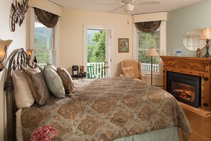 Premium bedding, pillowtop beds, desk, soundproofing - Andon-Reid Inn B&B (Waynesville)