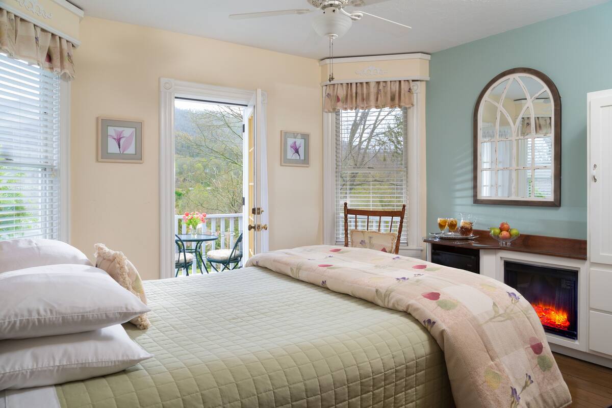 Mountain View Room | 高級寝具、ピロートップベッド、デスク、防音設備