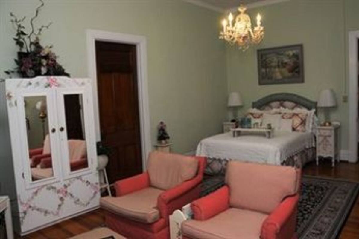 Desk, iron/ironing board, free rollaway beds, free WiFi