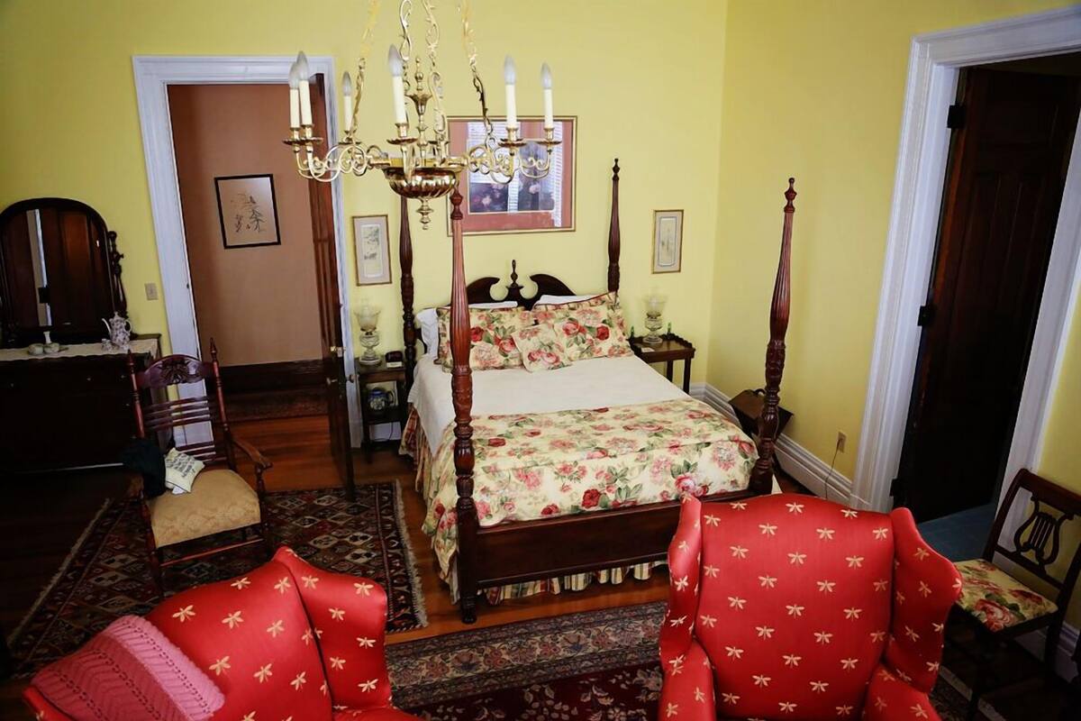 Clay Room | Desk, iron/ironing board, free rollaway beds, free WiFi