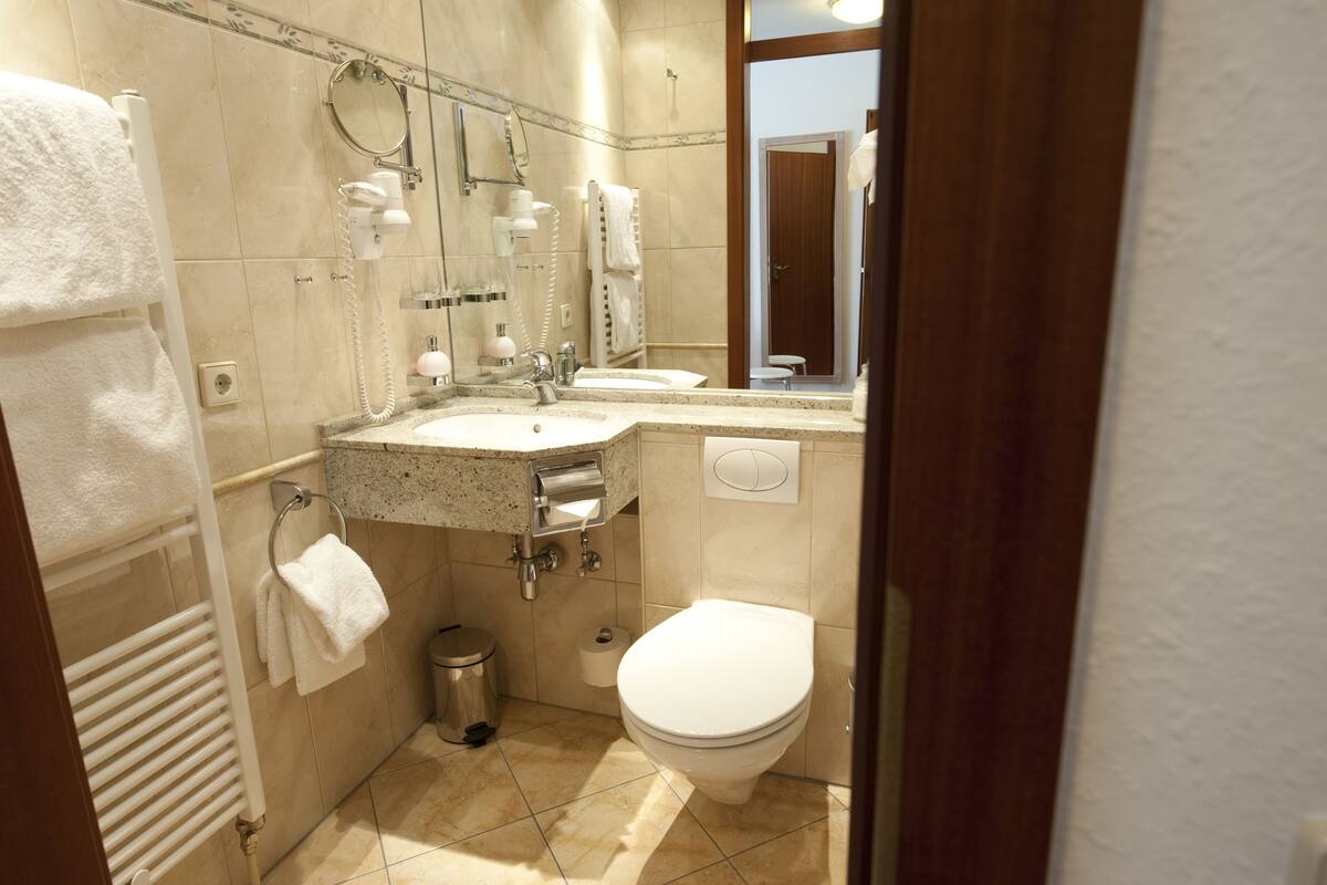 Economy Single Room, 1 Twin Bed, Balcony | Bathroom | Hair dryer, towels, soap, shampoo