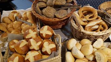 Tägliches großes Frühstück gegen Gebühr