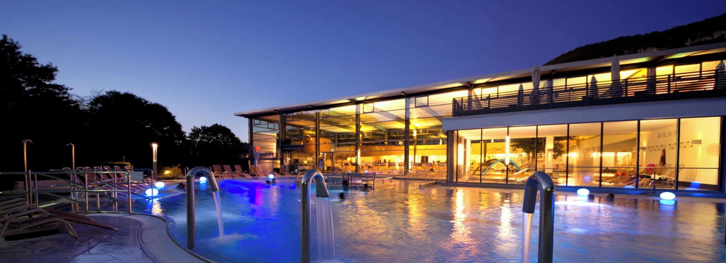 Alberca techada, 2 albercas al aire libre y sombrillas en la alberca