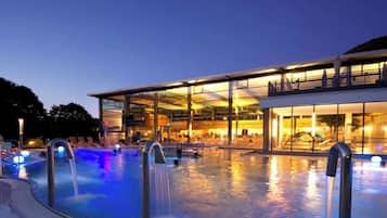 Alberca techada, 2 albercas al aire libre y sombrillas en la alberca