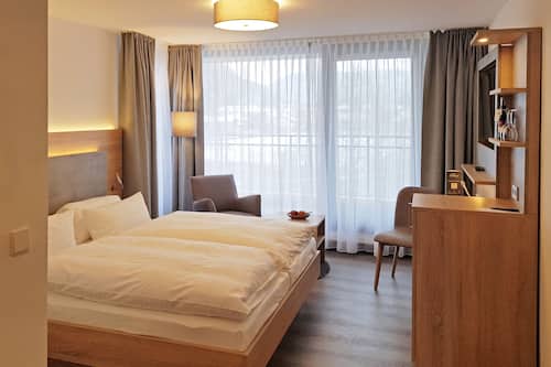 Comfort-room, balcony (small) | Ropa de cama hipoalergénica y escritorio