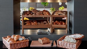 Une vitrine de boulangerie présentant une variété de pains et de pâtisseries.